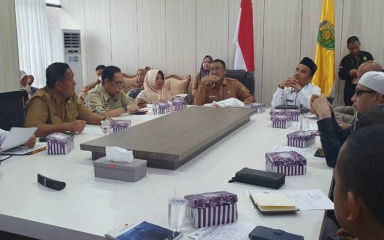 Rapat persiapan pemberangkatan calon jamaah haji dari Palangka Raya. (FOTO: HUMAS)