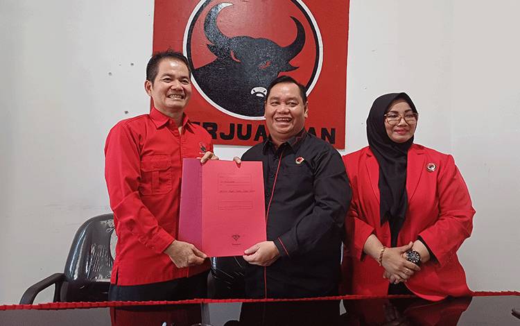 Pasangan Harati mendaftar bakal calon Bupati dan Wakil Bupati Kotawaringin Timur ke PDI Perjuangan. (DEWI)