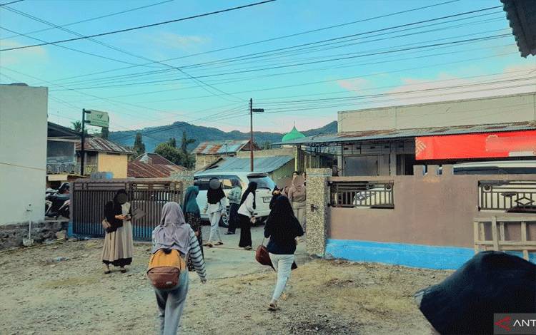 Sejumlah taruni dari SMA Terpadu Wira Bhakti Gorontalo yang melarikan diri dari sekolah, saat berada di rumah salah satu rekannya. (ANTARA/Zulkifli Polimengo)