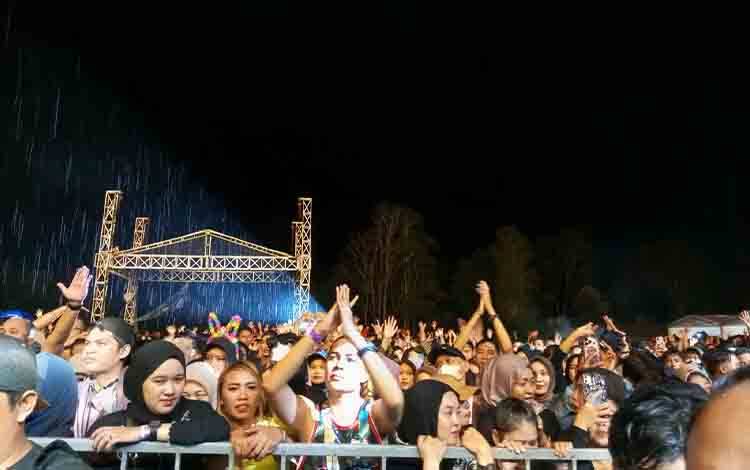 Hujan Lebat Tak Menghalangi Warga Kobar Meriahkan Festival Kebersamaan