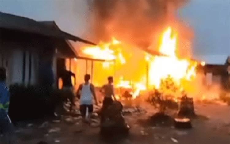 Di Tengah Hujan Lebat, Kebakaran Rumah Terjadi di Palangka Raya, Pemadaman Masih Berlangsung