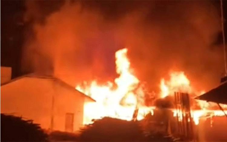 Kebakaran Hanguskan Rumah, Gudang Meubel, dan 2 Gedung Walet di Pulau Kupang Kapuas