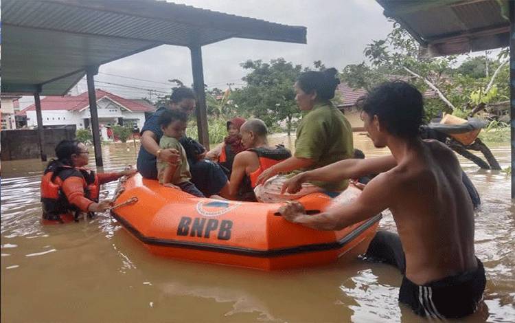 Petugas BPBD Barito Utara melakukan evakuasi sejumlah warga yang terdampak banjir di kawasan Jalan Belakang Bappeda Muara Teweh, Minggu 12 Mei 2024. ANTARA/HO-BPBD Barito Utara