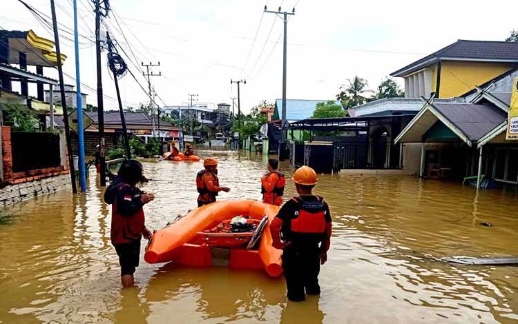 Jalan dan Permukiman Warga Muara Teweh Terendam Banjir