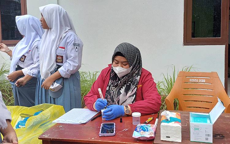 BNK Kotim melakukan tes urine di SMKN 1 Sampit, Senin, 13 Mei 2024. (FOTO: DEWIP)