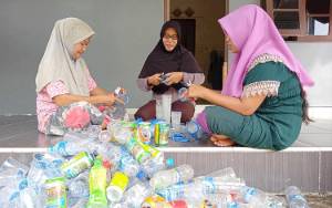 Ibu Rumah Tangga di Tamiang Layang Bikin Bank Sampah, Warga Bisa Menabung Sampah untuk Menjadi Uang