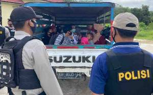 Mobil Pikap Gagal ke Pantai Ujung Pandaran Gara-gara Angkut Penumpang di Bak