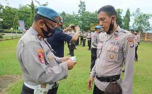 Anggota Polres Barito Timur Tidak Disiplin Disanksi Push Up