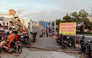 Jembatan Penyeberangan Muara Teweh - Jingah Ditutup Sementara dari Aktivitas Warga