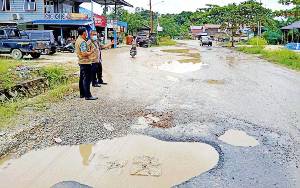 Dinas PUPR Barito Utara Cek Kerusakan Jalan Negara Menuju Kota Muara Teweh