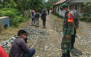 Babinsa Sei Tatas Dampingi Tim Wasev Kecamatan Cek Fisik Peningkatan Jalan Handel Tabalien