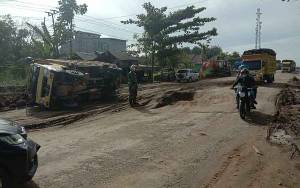 Babinsa Desa Melawen Bantu Urai Kemacetan Akibat Truk Terguling