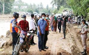 Bupati Barito Utara Tetap Komitmen Bantu Pemkab HST dalam Recovery Akses Jalan di Desa Alat