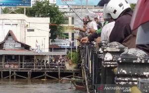 Warga Ramai-ramai Memancing Ikan Lepas Akibat Banjir di Banjarmasin