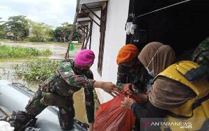 Satgas Marinir Tembus Daerah Terisolir Distribusikan Bantuan di Kalsel