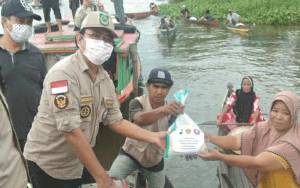 Pramuka dan PGRI Kapuas Salurkan Bantuan ke Warga Terdampak Banjir Kalsel