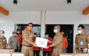 Inspektorat Kalteng Serahkan Bantuan untuk Korban Banjir Kalsel