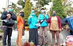Tim Satgas Penanganan Covid-19 Kalteng Bagikan Masker di Area Pasar Kahayan