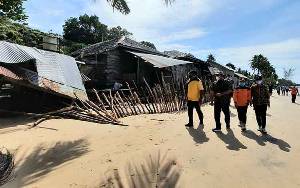 Wakil Bupati Kobar Tinjau Rumah Warga Terdampak Abrasi di Desa Keraya