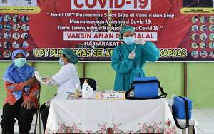 Jokowi Teken Perpres, Warga Tolak Vaksinasi Covid-19 Terancam Tak Dapat Bansos