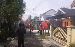 Satgas Covid-19 Kalteng Bagikan Cairan Disinfektan di Kelurahan Bukit Tunggal