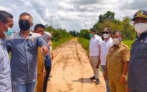 DPRD Kobar Dorong Jalan Rusak Sejumlah Desa di Kolam Segera Diperbaiki 