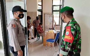 Polsek Patangkep Tutui dan TNI Lakukan Pengamanan Vaksinasi Covid-19 di Puskesmas Bentot 