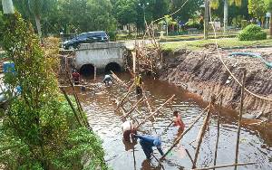 Apar-Apar Jembatan Box Jalan Yos Sudarso Ambruk Akibat Hujan Deras
