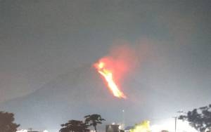 Gunung Sinabung Luncurkan Guguran Lava Pijar Sejauh Dua Kilometer
