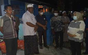 Malam-malam, Bupati Kobar Serahkan Bantuan untuk Korban Kebakaran di Gang Haji Asmar