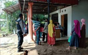 Polsek Pulau Petak Lakukan Pengamanan Penyaluran BST Sambil Ingatkan Terapkan Prokes