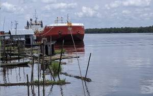 Kapal Tanker Pertamina Diduga Bocor, Minyak Cemari Perairan Sungai Mentaya