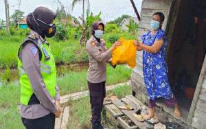 Tim Sambang Polwan Polres Kapuas Beri Paket Sembako untuk Warga Terdampak Covid-19
