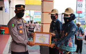 2 Pegawai BLU Non PNS RS Bhayangkara Terima Penghargaan