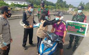 Petugas Gabungan di Kecamatan Kapuas Kuala Ingatkan Warga Gunakan Masker