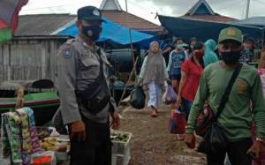 Bhabinkamtibmas Desa Dadahup Patroli Pasar Tradisional Ingatkan Terapkan Prokes