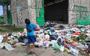 Mogok Kerja karena Gaji Tertunggak, Sampah di Depo Meluber Hingga Keluar Gedung 
