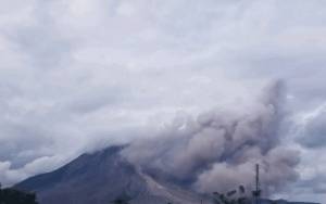Ketinggian Erupsi Gunung Sinabung Karo Teramati Mencapai 1.000 Meter