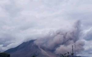 Gunung Sinabung Erupsi Abu Vulkanik Teramati Setinggi 500 Meter