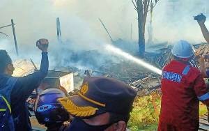 Diduga Arus Pendek, Gudang Mebel dan Rumah Terbakar di Palangka Raya