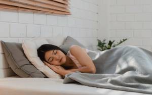 Pahami Risiko Tidur dengan Lampu Menyala