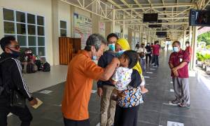 Mertua Letda Munawir Yang Bertugas di KRI Nanggala Berangkat ke Surabaya  