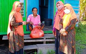 Majelis Ta'lim Alifah Serahkan Paket Sembako untuk Warga Kurang Mampu