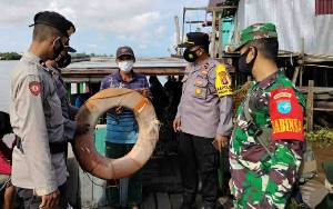 Kapolsek Pulau Petak Cek Kelengkapan Alat Keselamatan Feri Penyeberangan