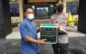 Kapolres Seruyan Serahkan Paket Lebaran untuk Jurnalis di Kuala Pembuang
