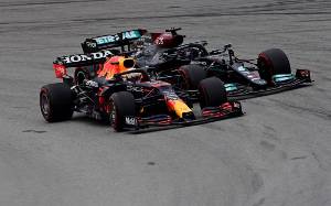 Verstappen Jadi 'Sasaran Empuk' Hamilton di GP Spanyol