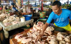 Harga Ayam di Kuala Pembuang Merangkak Naik Jelang Lebaran