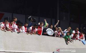 Ajax Sulap Trofi Liga Belanda Jadi Cendera Mata untuk Suporter