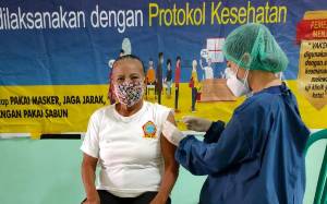 Puluhan Lansia dan Guru Jalani Vaksinasi Covid-19 di Puskesmas Kurun