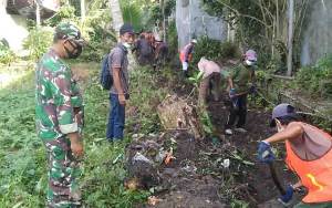 Warga Kelurahan Palangka Gotong Royong Bersihkan Drainase